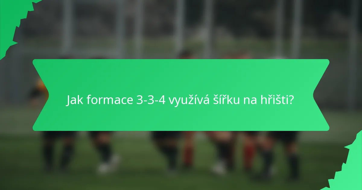 Jak formace 3-3-4 využívá šířku na hřišti?